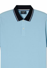 Polo shirt celeste con colletto nero, caratterizzato da strisce bianche e blu. Ha tre bottoni e un piccolo logo sul petto.
