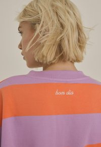Next RELAXED FIT HEAVYWEIGHT CITY GRAPHIC STRIPE CREW NECK  - Felpa - pink