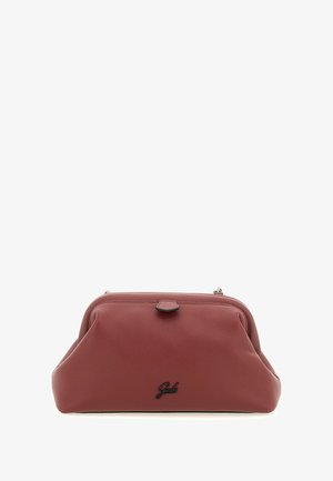 Borsa a mano in pelle rossa con forma strutturata, superficie texturizzata e cima arrotondata. Presenta una chiusura frontale e un discreto dettaglio del logo.