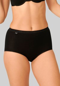 Mutande nere a vita alta realizzate in tessuto liscio con un morbido pizzo lungo l'elastico in vita, con un piccolo logo applicato di lato.