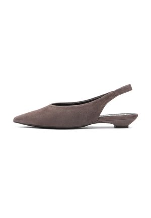 Bruine suède slingback platte schoen met een puntige neus en lage hak, in profiel weergegeven op een witte achtergrond.