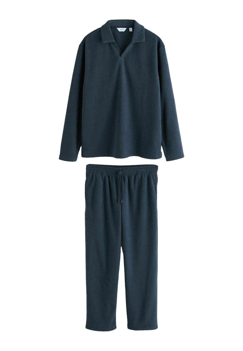 Fleece loungewear sæt i mørkeblå, med en langærmet bluse med krave og bukser med elastisk talje. Blød tekstur over det hele.