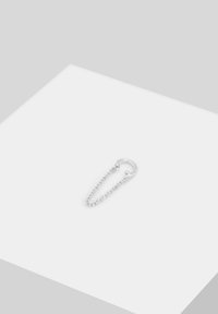 Accesorio de alfiler de seguridad plateado con una cadena. Presenta una forma suave y redondeada y dos acentos decorativos en forma de bola en los extremos del alfiler.