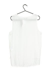 Blusa bianca senza maniche realizzata in tessuto leggero, caratterizzata da un design semplice con scollatura rotonda e una superficie leggermente testurizzata.