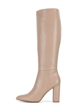Bota alta de cuero beige con tacón alto y puntera puntiaguda, diseño elegante que llega justo por debajo de la rodilla.