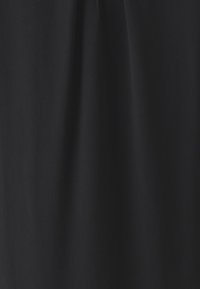 Tissu noir à texture lisse, tombant en douceur. Aucun motif distinct ni élément métallique visible, affichant un design uniforme et simple.