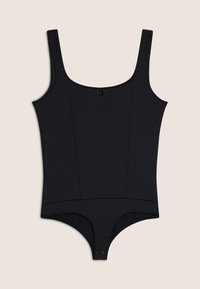 Body negro con diseño ajustado, tirantes delgados y escote en forma de U. Presenta una textura que asemeja tela suave y un cierre de botones en la parte inferior.