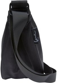 Borsa in tessuto nero con finitura testurizzata, dotata di una robusta tracolla regolabile e di una piccola etichetta con logo. Forma triangolare con cucitura laterale.
