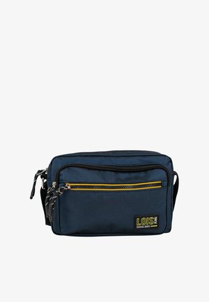 Bolso bandolera de tela azul marino con un compartimento principal con cremallera y un bolsillo frontal con cremallera que presenta un detalle amarillo. Correa negra adjunta.
