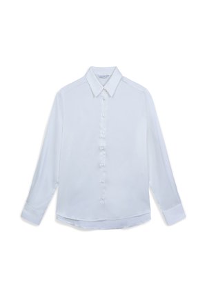 Chemise blanche à manches longues, boutonnée, avec col et poignets pointus, posée à plat sur un fond blanc.