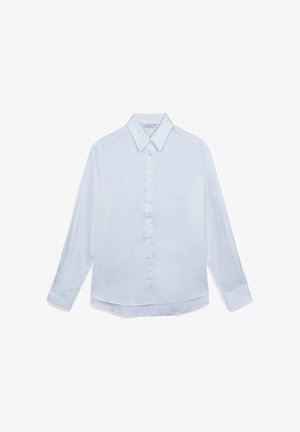 Camicia bianca a maniche lunghe con colletto e polsini a punta, posata piatta su uno sfondo bianco.