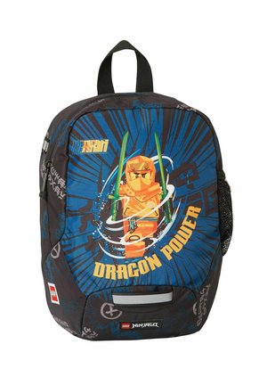 Schwarzer LEGO Ninjago Rucksack mit orangefarbener Ninja-Figur, die grüne Schwerter hält, und dem Text „Dragon Power“ auf blauem Explosionshintergrund.