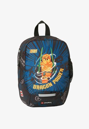 Černý LEGO Ninjago batoh s oranžovou ninja postavičkou držící zelené meče a textem „Dragon Power“ na modrém výbuchu pozadí.