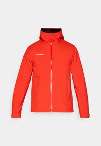 Veste imperméable rouge avec capuche, fermeture éclair frontale et poignets élastiques. Présente un logo sur la zone gauche de la poitrine et une texture de tissu lisse.