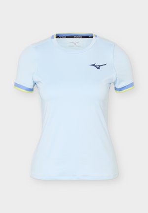 Hele sinine lühikeste varrukatega spordipluus, mille rinnal on tumesinine Mizuno logo ning varrukate ääristel ja krae ümber sinine ja kollane ääristus.