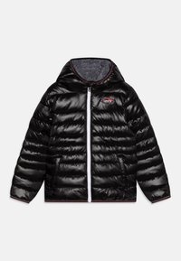 Sort puff jakke med skinnende, quiltet stof, hætte, front lynlås og røde og hvide striber rundt om kraven og kanten.