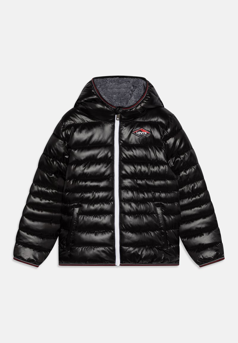 Sort puff jakke med skinnende, quiltet stof, hætte, front lynlås og røde og hvide striber rundt om kraven og kanten.