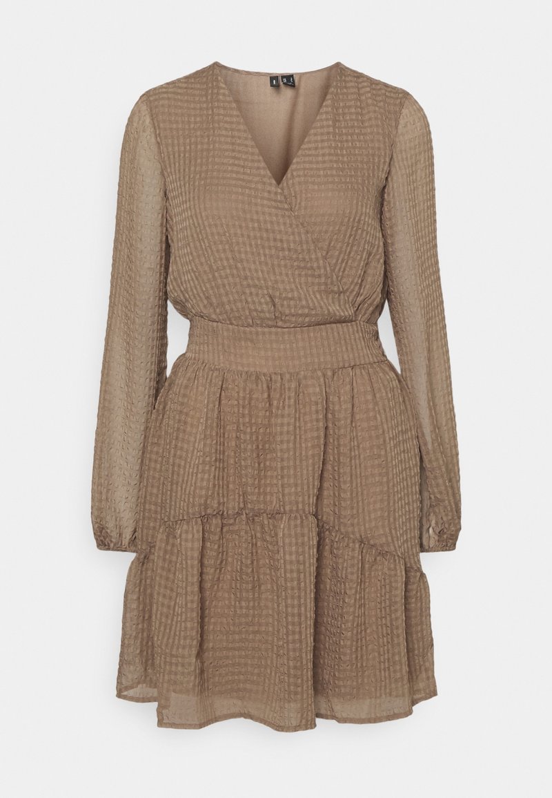 Robe marron clair texturée à manches longues, col en V, taille élastique et jupe à volants sur fond blanc uni.
