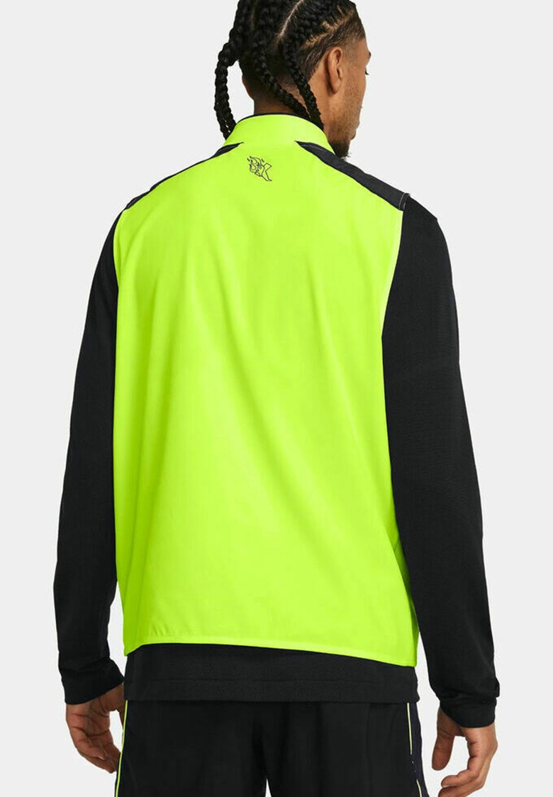Chaqueta atlética de color verde neón y negro con mangas largas, que presenta una textura suave y paneles de color contrastante. Destacada por detalles de logo.