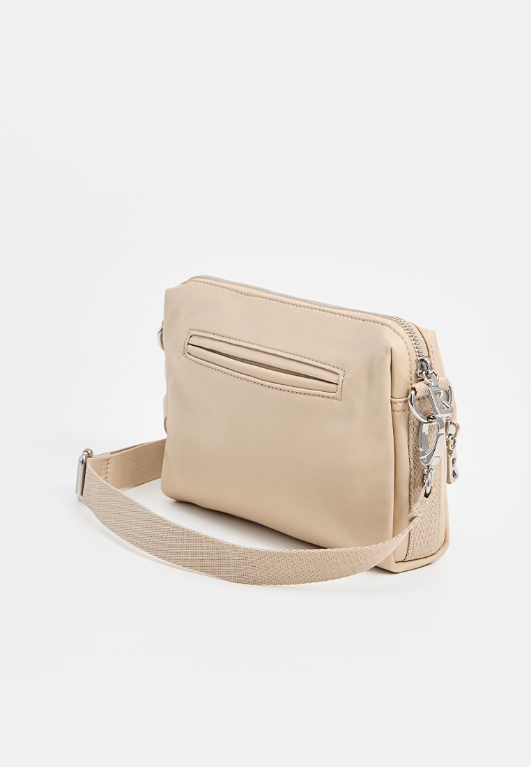 Beige synthetische Umhängetasche mit glatter Textur, Reißverschluss, Rückentasche und verstellbarem Stoffriemen. Verziert mit silberfarbenen Hardware-Details.