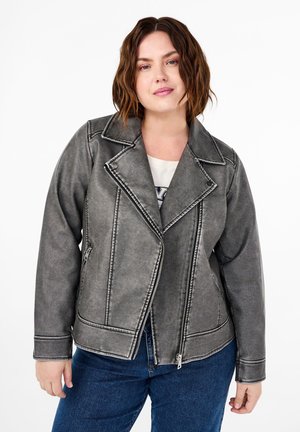Veste de moto en simili cuir gris avec un col cranté, fermeture éclair et coutures contrastantes ; dispose de poches latérales et d'une coupe ajustée.