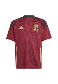 Maillot de soccer rouge avec un motif en diamant texturé, des accents noirs et des bordures dorées. Présente le logo de l'équipe nationale belge sur la poitrine.