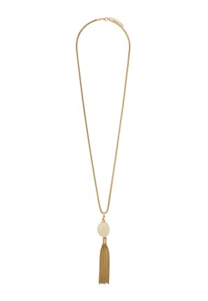 Długi złoty naszyjnik z łańcuszkiem, ozdobiony owalnym kremowym wisiorkiem oraz złotym frędzlem zwisającym pod wisiorkiem.