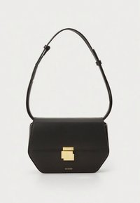 Zwarte leren schoudertas met een gestructureerd ontwerp, goudkleurige gesp en een gestroomlijnde vorm. Voorzien van een dunne, verstelbare riem.