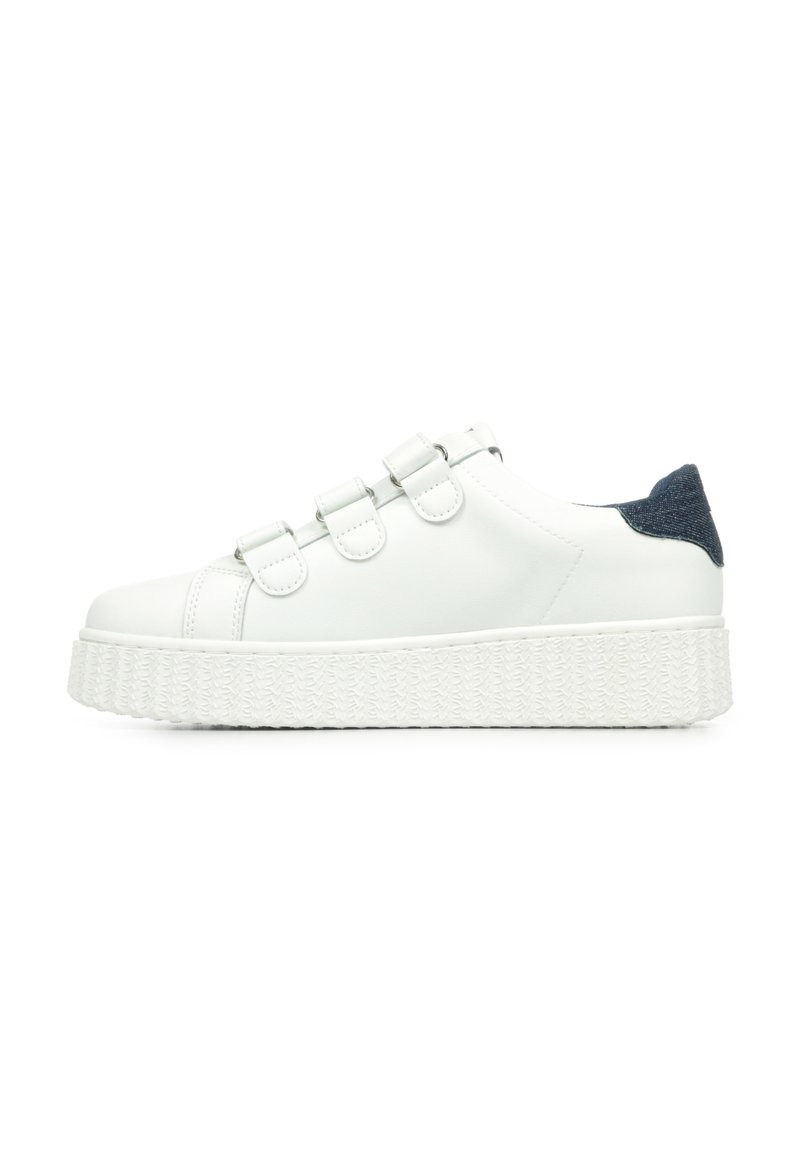 Sneaker bianco con tre cinturini in velcro, suola bianca testurizzata e un accento in denim blu sul tallone. Materiale sintetico liscio su tutta la superficie.
