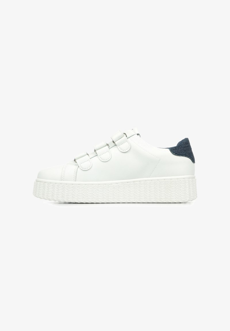 Sneaker bianco con tre cinturini in velcro, suola bianca testurizzata e un accento in denim blu sul tallone. Materiale sintetico liscio su tutta la superficie.