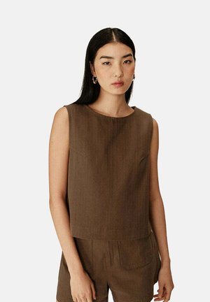 Haut sans manches marron en tissu texturé avec un col rond, présentant un design court et des poches latérales dans une coupe décontractée.