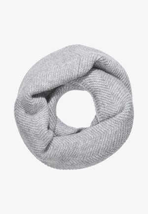 Écharpe infinie tricotée gris clair avec un motif chevron subtil, disposée en boucle circulaire sur un fond blanc.
