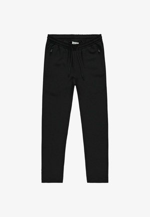 Zwarte taps toelopende joggingbroek met elastische tailleband, trekkoord en zijzakken met rits, plat gelegd op een witte achtergrond.