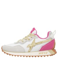 Sneaker in pelle bianca, con dettagli in suede rosa, decorazioni in glitter dorato e una suola in gomma testurizzata. Presenta lacci beige e logo.