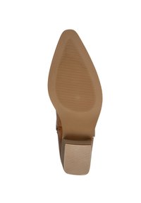 Semelle de chaussure à talon haut en matériau en caoutchouc brun. Présente une forme pointue, un motif de grip texturé et un design de talon carré.
