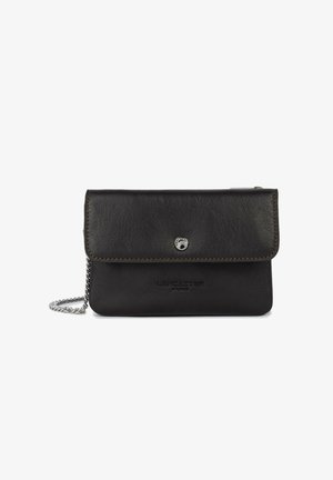 Pochette Lancaster en cuir noir avec rabat, bouton-pression argenté, logo embossé et bandoulière chaîne argentée sur fond blanc.