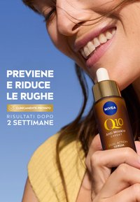 Siero anti-rughe NIVEA Q10 in una bottiglia di vetro marrone con un tappo a beccuccio bianco. Il testo sullo sfondo evidenzia i benefici e i risultati.