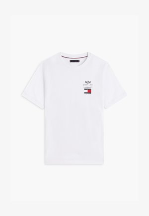 Valge lühikeste varrukatega ümara kaelusega T-särk, millel vasakul rinnal väikesed Cadillac Formula E Team ja Tommy Hilfigeri logod.