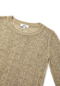 Goldener Strickpullover mit rundem Ausschnitt, der ein strukturiertes, offenes Strickmuster aufweist. Das Herstelleretikett gibt die Größen- und Markendetails an.