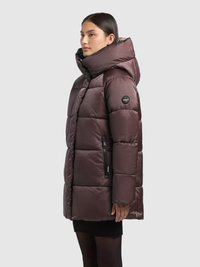 Pufjala jaka tumši violetā krāsā ar augstu apkakli, šūtu rakstu, rāvējslēdzēja kabatu un spīdīgu virsmu. Ar kapuci un brīvu pieguļojumu.