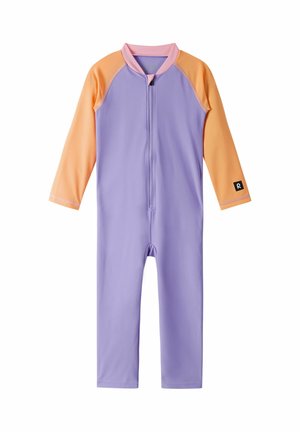 Dziecięcy strój kąpielowy z długim rękawem z zamkiem z przodu, fioletowe części tułowia, brzoskwiniowe rękawy i różowy kołnierz, z małym czarnym logo na lewym ramieniu.