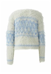 Witte, pluizige trui met lichtblauwe geometrische patronen, lange mouwen en een ronde hals. Zachte textuur, kort model.