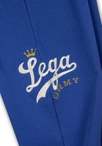 Blaues Sweatshirt mit gesticktem "Lega" in Weiß und einer goldenen Krone darüber, sowie "GRMY" in Gold darunter. Weicher Stoff mit glatter Textur.
