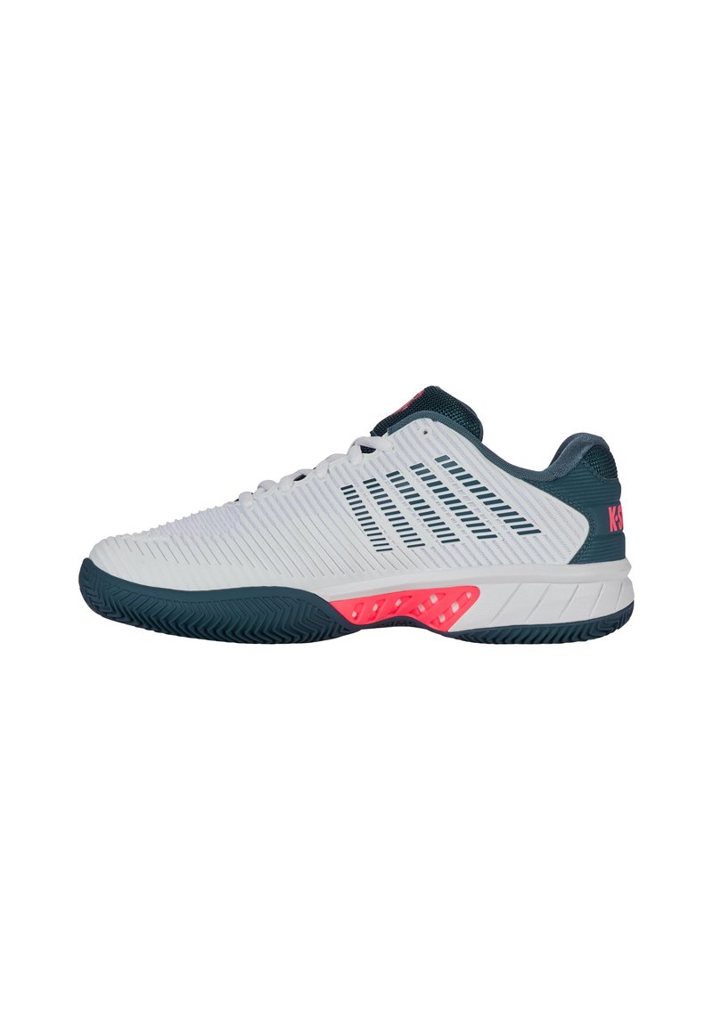 Pantofi de tenis cu un material superior din plasă albă, accente în nuanța teal închis și detalii roz pe talpă. Design texturat, ușor, cu o talpă gravată.
