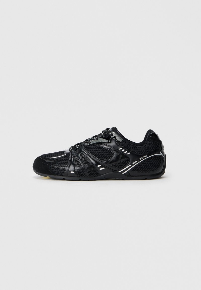 Zapatillas bajas de malla negra y cuero con acentos reflectantes y la marca "Marc Jacobs" en el lateral, suela plana y cierre de cordones.