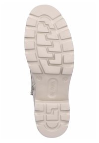 Semelle de sneaker en caoutchouc, couleur gris clair, texturée avec de multiples rainures et motifs pour une adhérence et une traction optimales. Marque estampée sur le côté.