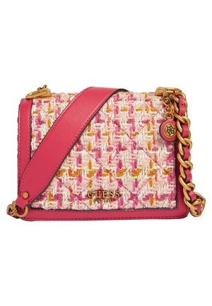 Pink-weiße gewebte Umhängetasche mit goldener Kette und Verschluss, mit GUESS-Logo und einem breiten pinkfarbenen Lederriemen.