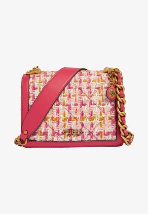 Sac bandoulière tissé rose et blanc avec chaîne et fermoir dorés, avec le logo GUESS et une large bandoulière en cuir rose.