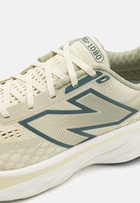 New Balance FRESH FOAM X 1080 V14 - Silniční běžecké boty - beige