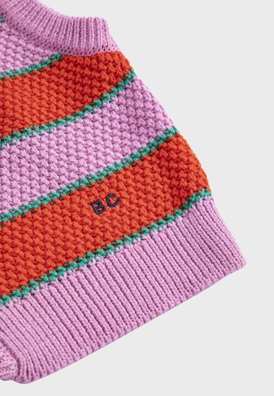 Tela de punto con rayas horizontales anchas en rosa y naranja, separadas por finas líneas verdes, con letras "BC" bordadas.